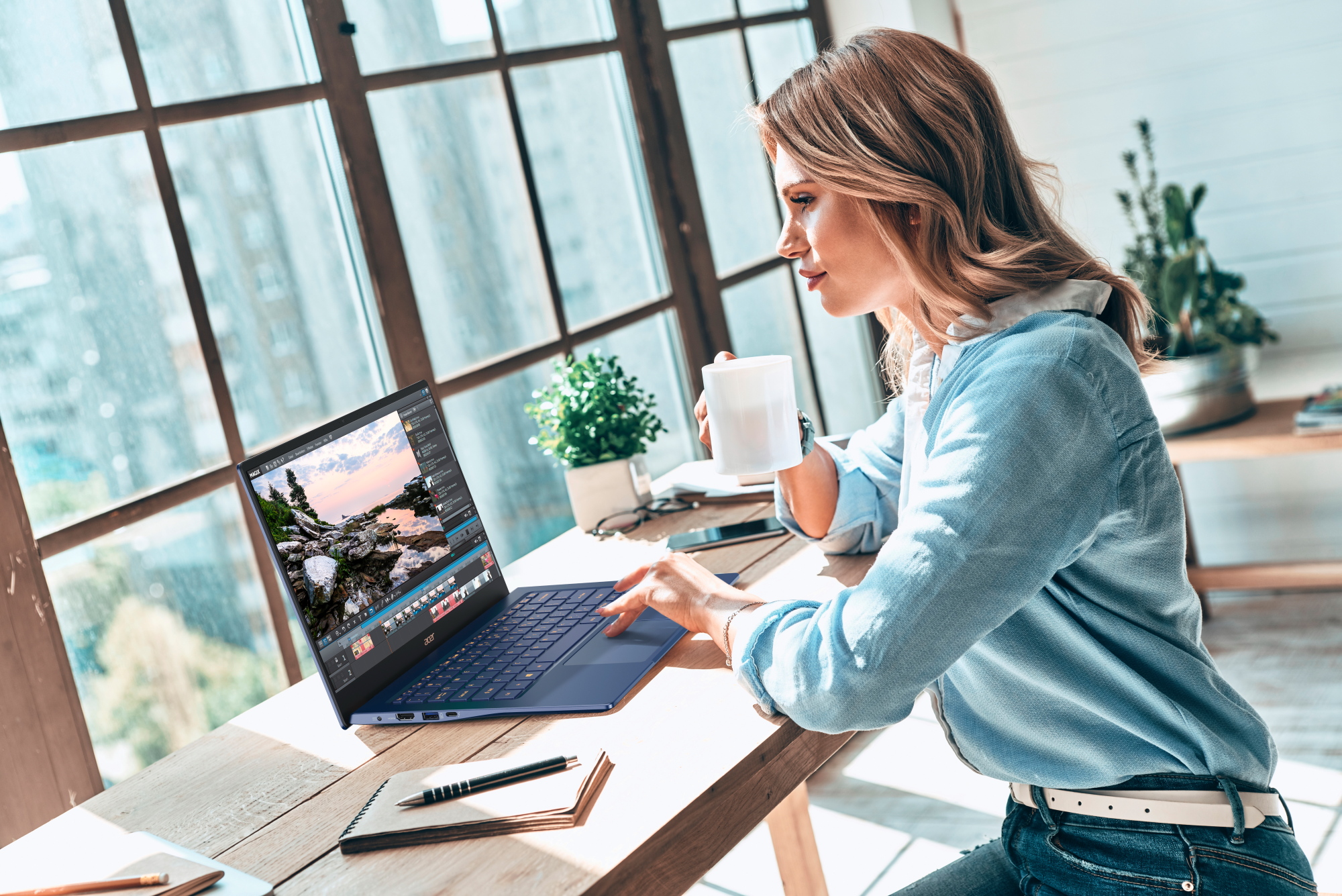 Acer-Swift-5-SF514-54-Lifestyle_02
