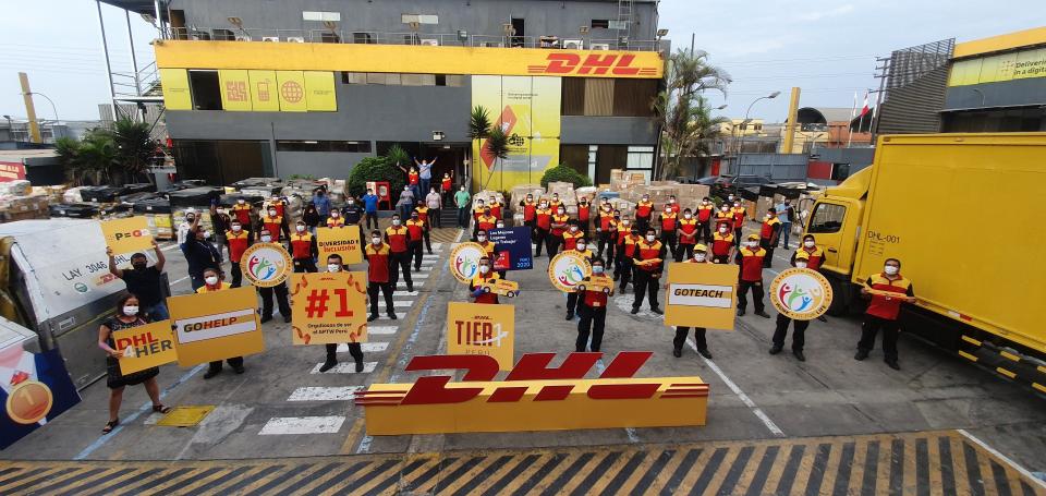 Empleados de DHL reunidos en un sitio de trabajo, sosteniendo carteles con mensajes motivacionales y de apoyo, mientras lucen uniformes de la empresa.