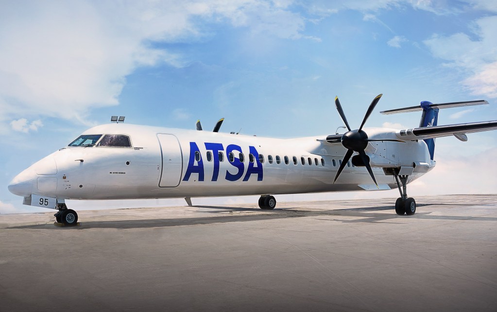 Avión de la aerolínea peruana ATSA estacionado en la pista, con el logo de la compañía visible en el fuselaje.