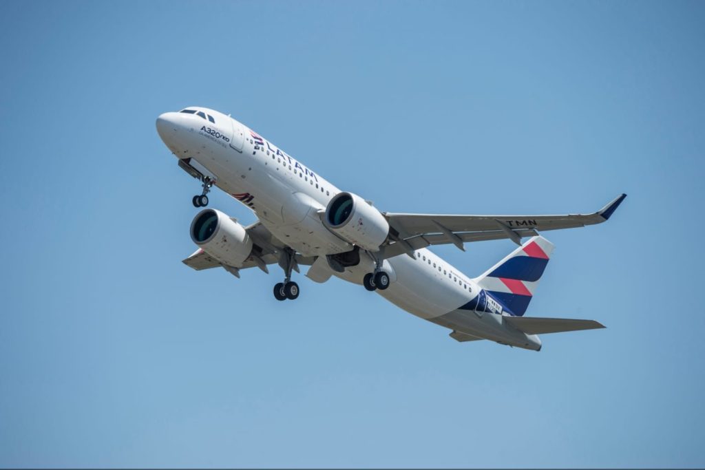 Avión de LATAM Airlines despegando hacia el cielo azul.