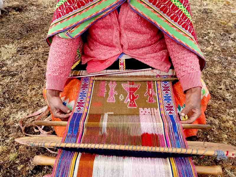 Colores que transforman: Tejidos cusqueños ayudan a romper tabúes y ...
