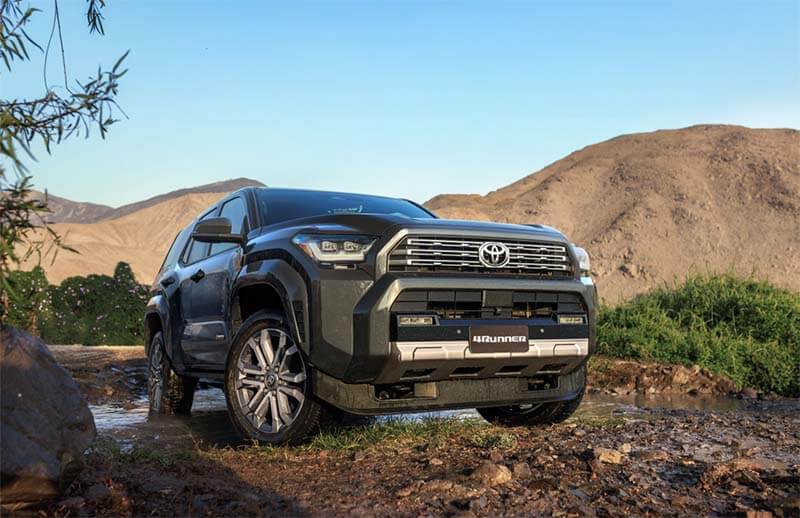 Una Toyota 4Runner renovada estacionada en un terreno accidentado, destacando su diseño robusto y moderno.