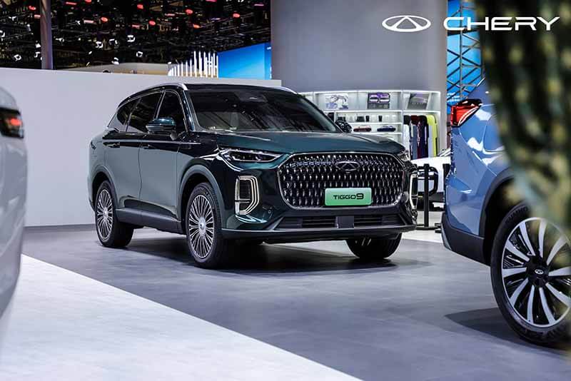 Vista frontal del SUV CHERY Tiggo 9 en el Auto Show de Shanghái, destacando su diseño elegante y moderno.