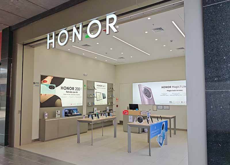 Vista exterior de la tienda HONOR en el Centro Comercial Real Plaza de Chiclayo, Perú, mostrando productos tecnológicos en exhibición y pantallas promocionales.