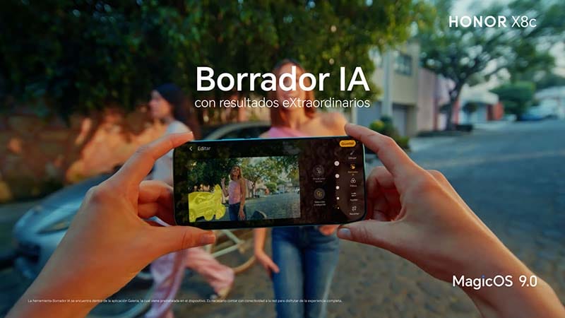 Una persona sostiene un smartphone HONOR X8c mientras captura una foto utilizando la función Borrador IA, mostrando una mujer en el fondo. El texto destaca las capacidades de edición del teléfono.