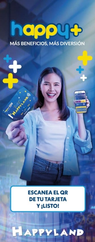Una mujer sonriente sostiene un teléfono móvil y una tarjeta de Happyland, promocionando la plataforma Happy+ con el texto 'Escanea el QR de tu tarjeta y ¡listo!' en un fondo colorido.