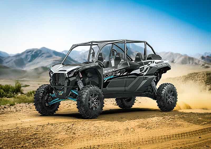 Vehículo todoterreno Kawasaki Teryx KRX 4 1000 en un entorno desértico con montañas al fondo.