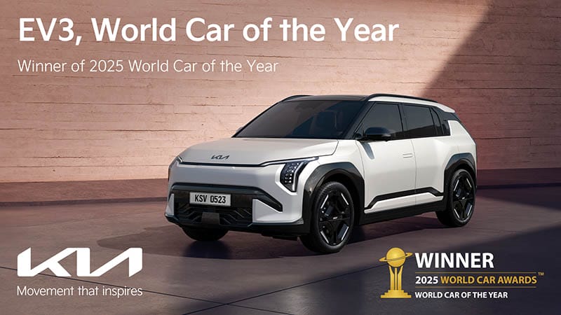 Kia EV3, ganador del título de Coche Mundial del Año 2025, presentado en el Salón Internacional del Automóvil de Nueva York, con un diseño moderno en un fondo minimalista.