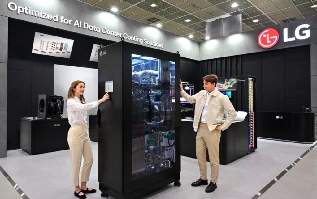 Una pareja observa y controla una unidad de refrigeración negra en el stand de LG Electronics en la conferencia Data Center World 2025, presentando soluciones de enfriamiento optimizadas para centros de datos de IA.