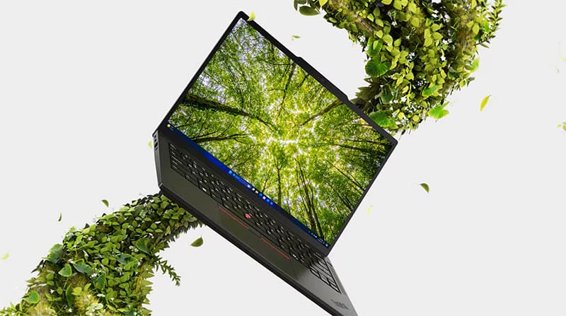 Laptop flotando rodeada de hojas verdes, con la pantalla mostrando un frondoso bosque.