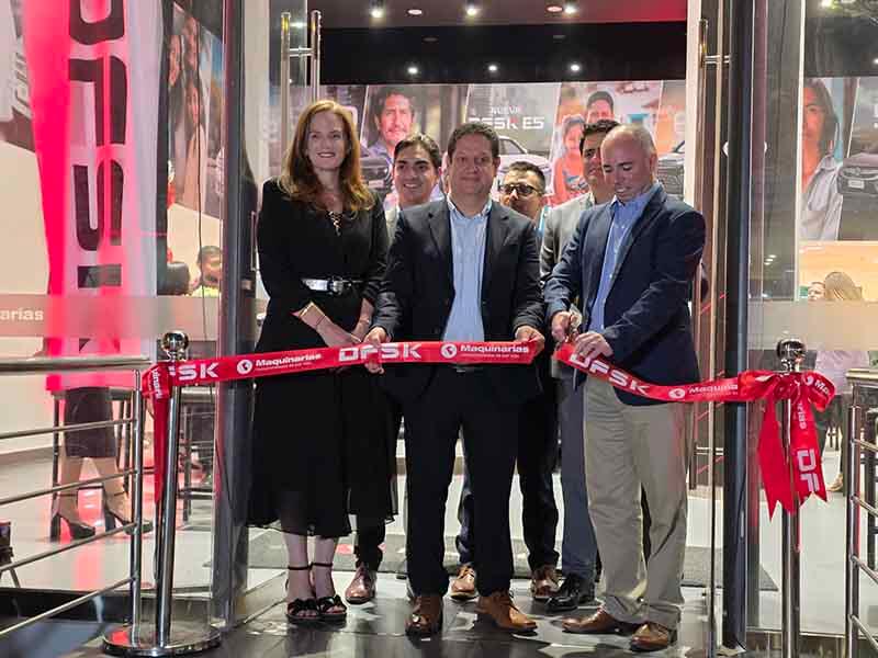 Inauguración de la tienda DFSK en Surquillo, Perú, con varias personas en el acto cortando una cinta roja decorativa.