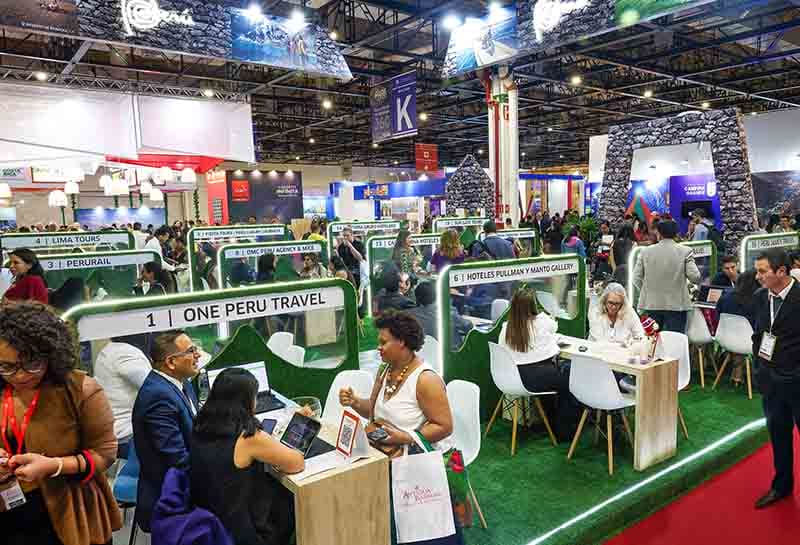 Stand de Perú en la feria World Travel Market Latin America 2025, con exhibiciones turísticas y empresas peruanas promoviendo sus ofertas en un ambiente concurrido.