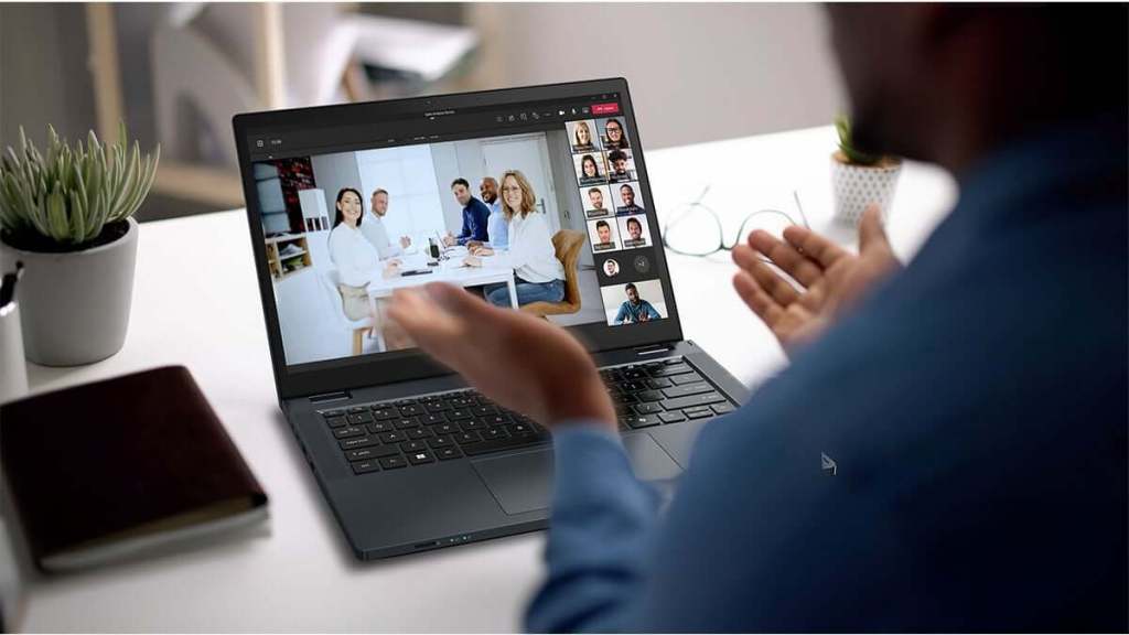 Persona participando en una videollamada a través de una laptop, con una reunión en línea visible en la pantalla.