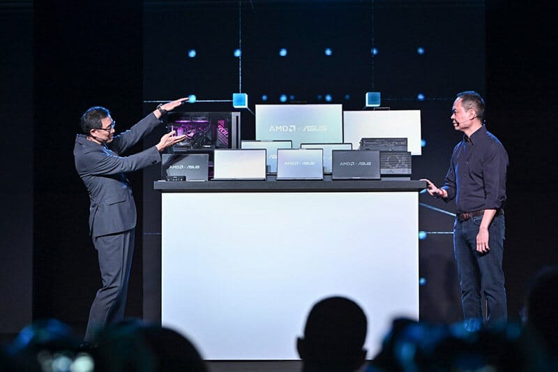 Presentación de la línea de PC ASUS Expert P Series impulsada por procesadores AMD Ryzen en un evento, con dos presentadores mostrando varios dispositivos en un escenario.