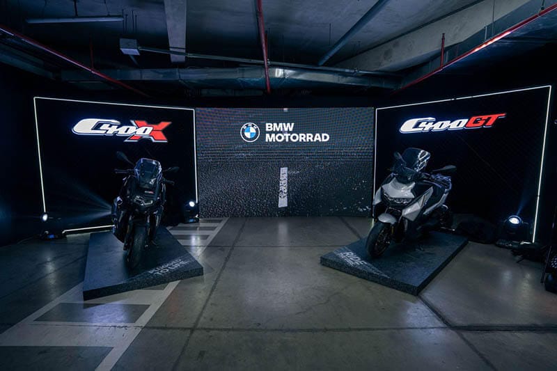 Presentación de las motos BMW C 400 X y C 400 GT en evento Urban Mobility, con dos scooters exhibidos en un entorno iluminado.