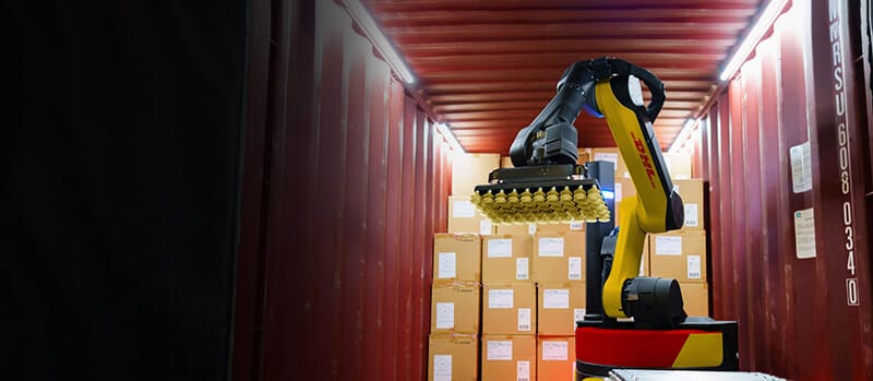 Robot Stretch de DHL en un contenedor, automizando la descarga de cajas.