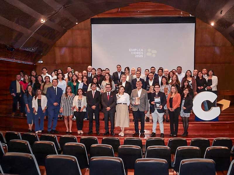 Grupo de asistentes en la II Edición del Cóctel Anual Empleadores 2025, celebrando el reconocimiento del sector empresarial en la formación de jóvenes talento.