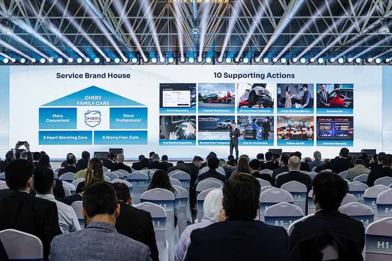 Presentación de CHERY FAMILY CARE en el Autoshow de Shanghai 2025, mostrando un modelo de servicio con un auditorio lleno de espectadores.