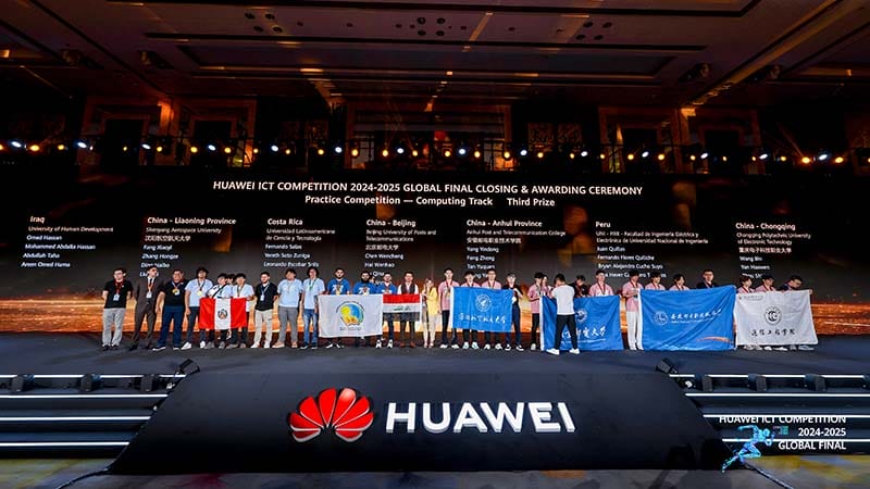 Ceremonia de premiación de la competencia mundial Huawei ICT Competition 2024-2025, con equipos de diferentes países sosteniendo banderas en un escenario.