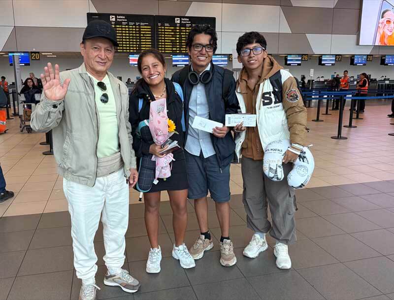 Un grupo de estudiantes de la Universidad Nacional de Ingeniería (UNI) posando en el aeropuerto antes de su viaje a China para participar en la Huawei ICT Competition 2024-2025.
