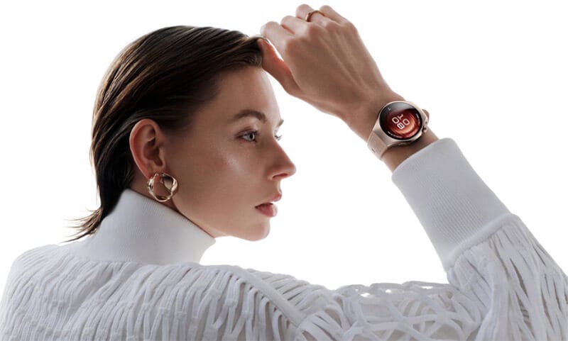 Una modelo usando el HUAWEI WATCH 5 en su muñeca mientras se apoya la mano en la cabeza, mostrando el diseño moderno del smartwatch.