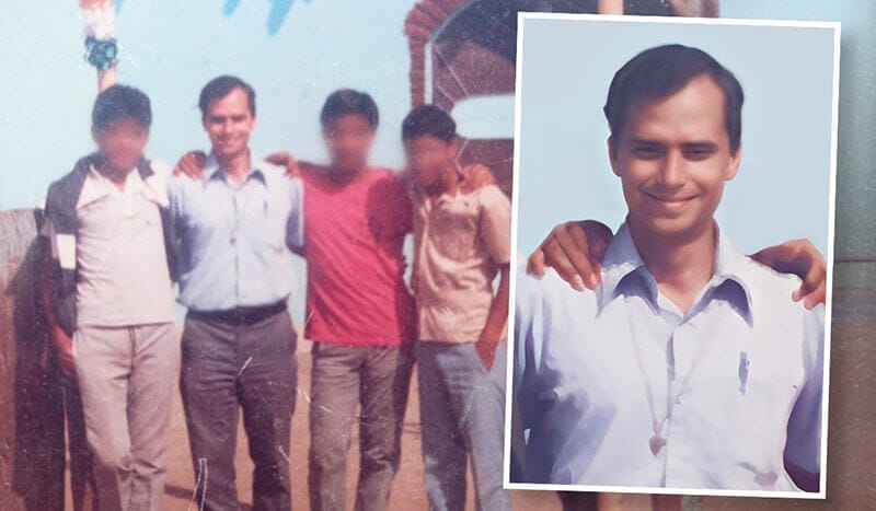 Restauración de una antigua fotografía del nuevo Papa Robert Francis Prevost con amigos, mostrando su claridad y detalles mejorados mediante tecnología de inteligencia artificial.