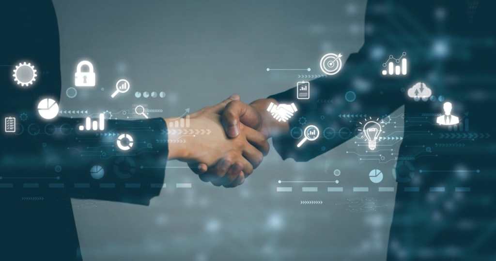 Dos personas estrechándose la mano con gráficos y elementos digitales superpuestos en el fondo, simbolizando el acuerdo y la digitalización en los negocios.