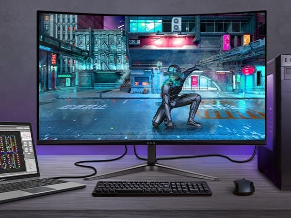 Monitor curvo con diseño moderno, mostrando una escena futurista. Equipado con teclado y mouse en un escritorio, ideal para gaming y trabajo.