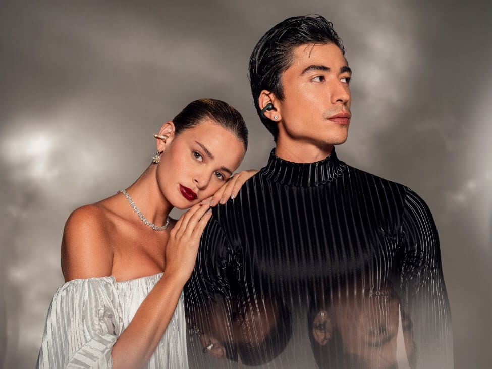 Imagen de un hombre y una mujer con auriculares moto buds loop, posando con un estilo elegante y sofisticado en un fondo nebuloso.