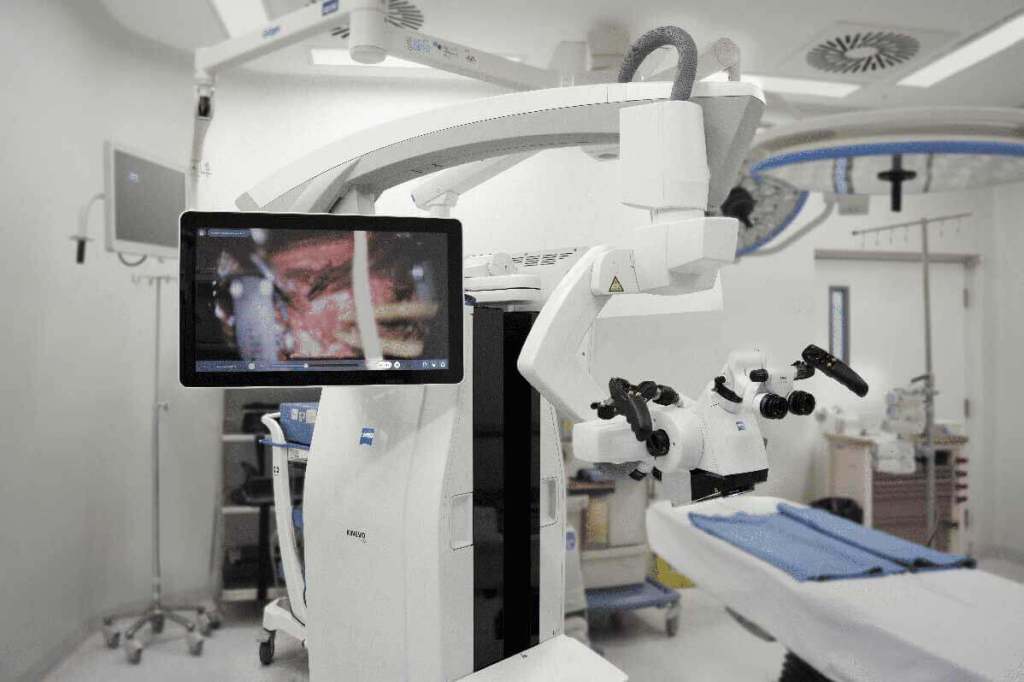 Equipamiento quirúrgico Kinevo 900 en un quirófano, mostrando un monitor con visualización detallada para procedimientos de neurocirugía.