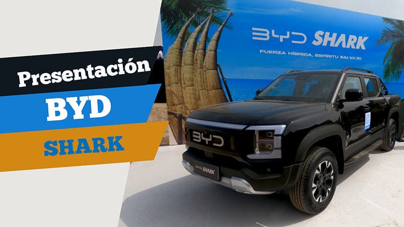 Presentación del BYD Shark, un vehículo híbrido, con un fondo tropical y un diseño moderno.