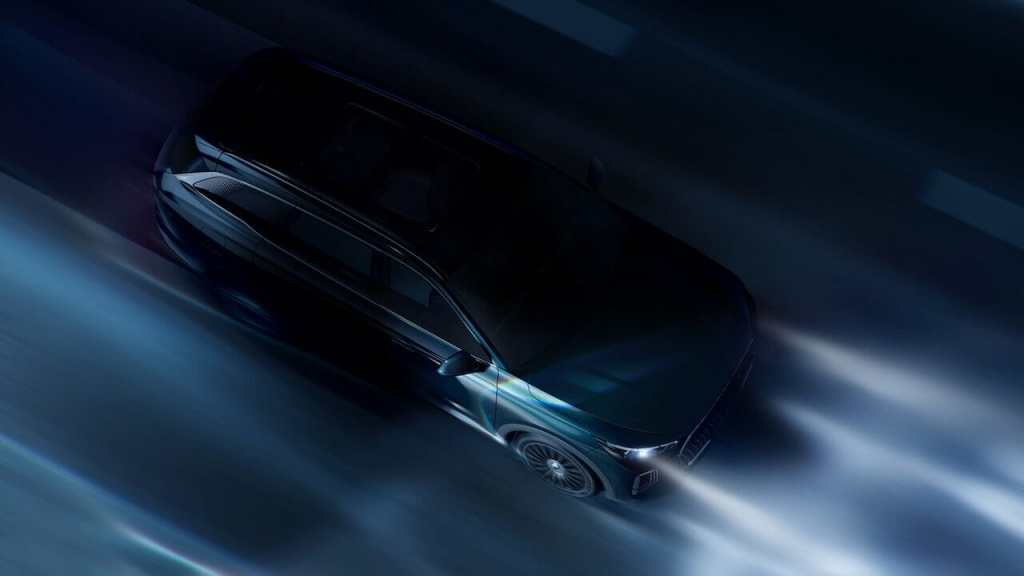 Vista aérea de la SUV Tiggo 9 de Chery, mostrando su diseño elegante y moderno con líneas dinámicas, en un entorno de movimiento que sugiere velocidad.
