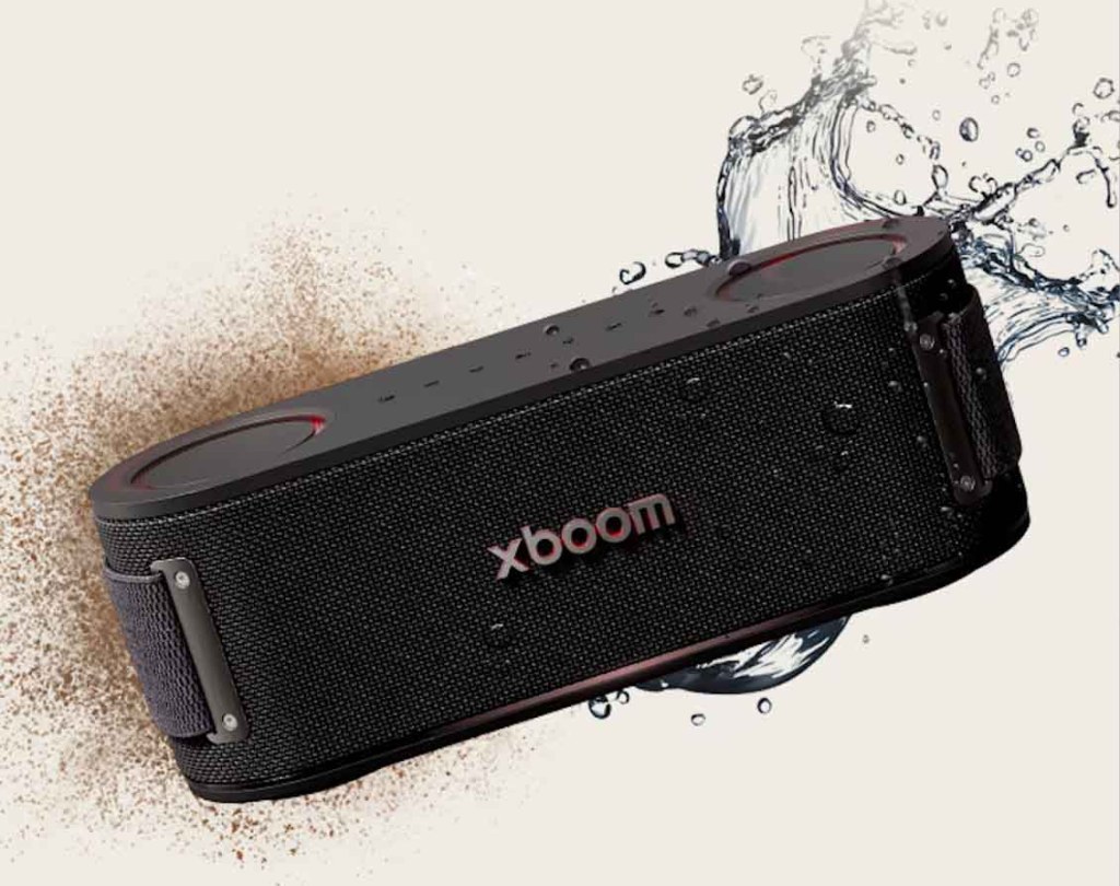 Altavoz Bluetooth xboom de LG, resistente al agua y al polvo, con diseño compacto y correa de transporte.