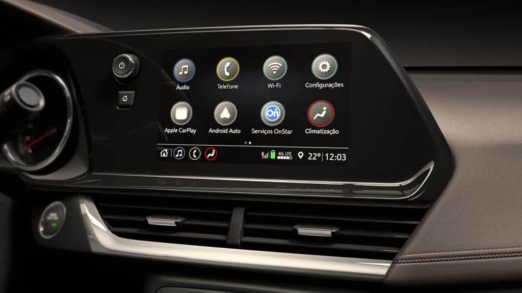 Pantalla táctil del sistema de infoentretenimiento en un vehículo Chevrolet, mostrando opciones como Wi-Fi, audio y aplicaciones integradas.