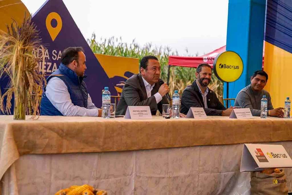 Evento de firma de acuerdo entre el Ministerio de Desarrollo Agrario y Riego y Backus, centrado en la innovación agrícola y el desarrollo de nuevas variedades de cebada maltera.