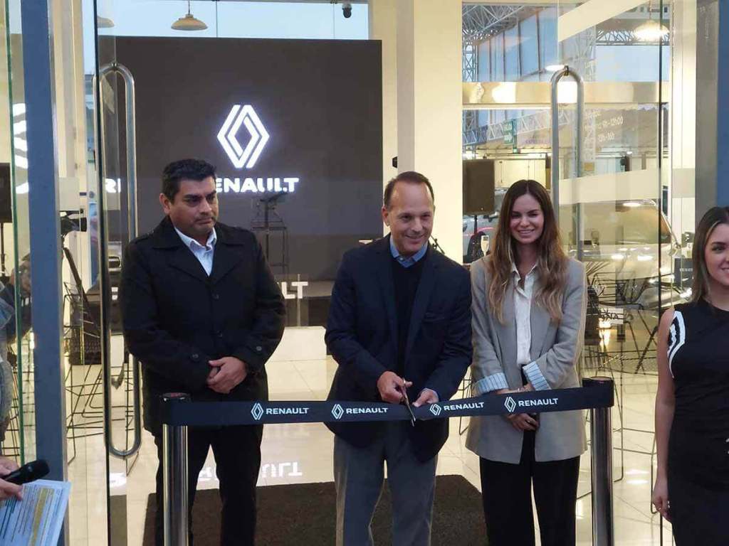 Inauguración de la nueva tienda Renault en Surco, con personas cortando la cinta frente al logo de la marca.