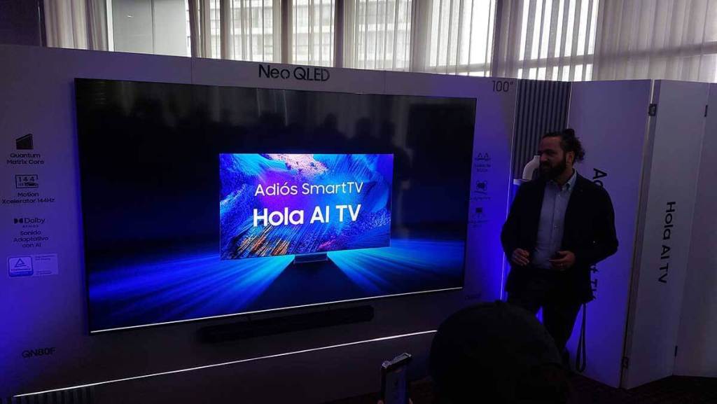 Un televisor Neo QLED en un entorno de exhibición, mostrando el mensaje 'Adiós SmartTV Hola AI TV'.