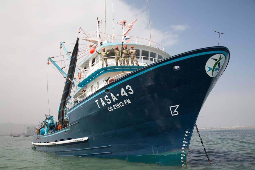 Barco pesquero TASA-43 en el mar, con tripulación visible en la cubierta, simbolizando la sostenibilidad en la pesca.