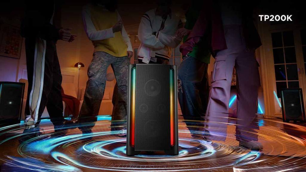 Torre de sonido TP200K de TCL, con iluminación LED y personas bailando en un ambiente festivo.