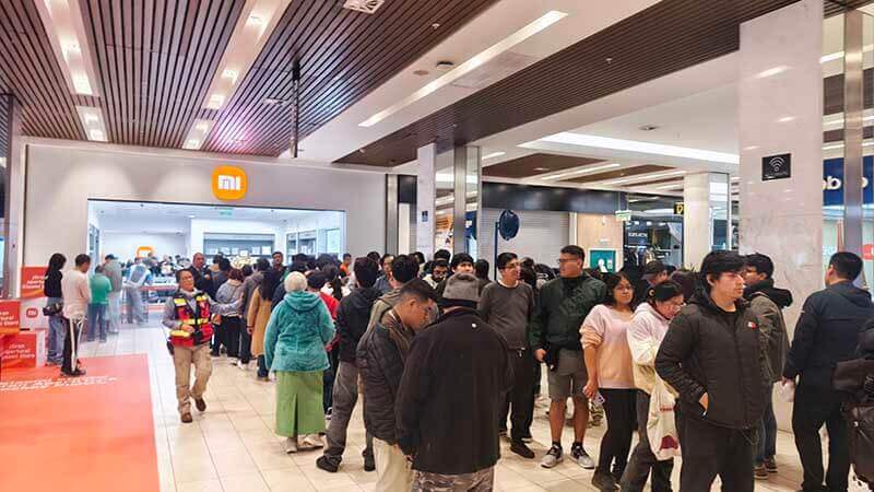 Multitud de personas esperando para entrar a la nueva tienda de Xiaomi en el Jockey Plaza.