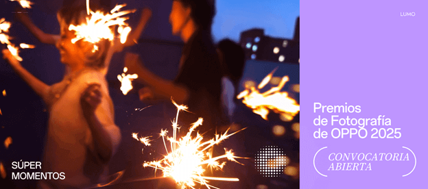 Personas disfrutando de una celebración nocturna con bengalas, junto a un diseño gráfico que promociona los Premios de Fotografía OPPO 2025.