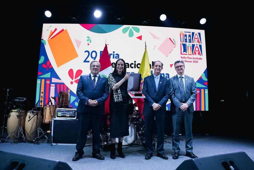 Evento de anuncio de Ecuador como País Invitado de Honor en la Feria Internacional del Libro de Lima 2026, con cuatro personas posando frente a un fondo colorido y decorativo.