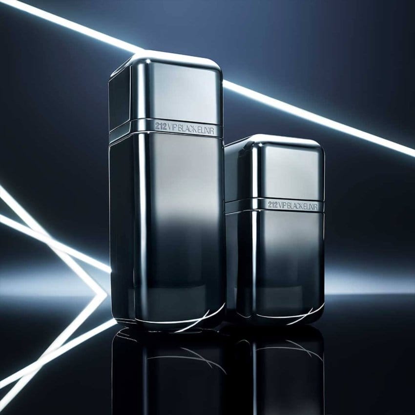 Frascos de la fragancia 212 VIP Black Elixir de Carolina Herrera, en un fondo oscuro con líneas de luz.