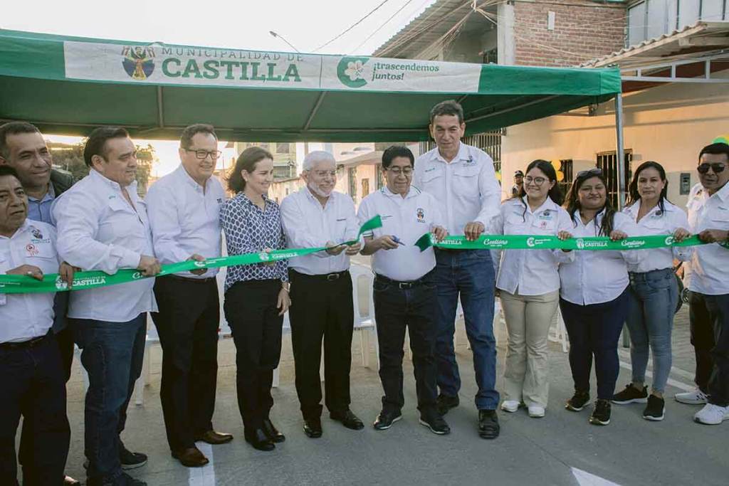 Inauguración de un proyecto de pavimentación en el Asentamiento Humano Campo Polo, con varias personas sosteniendo una cinta para simbolizar la apertura.