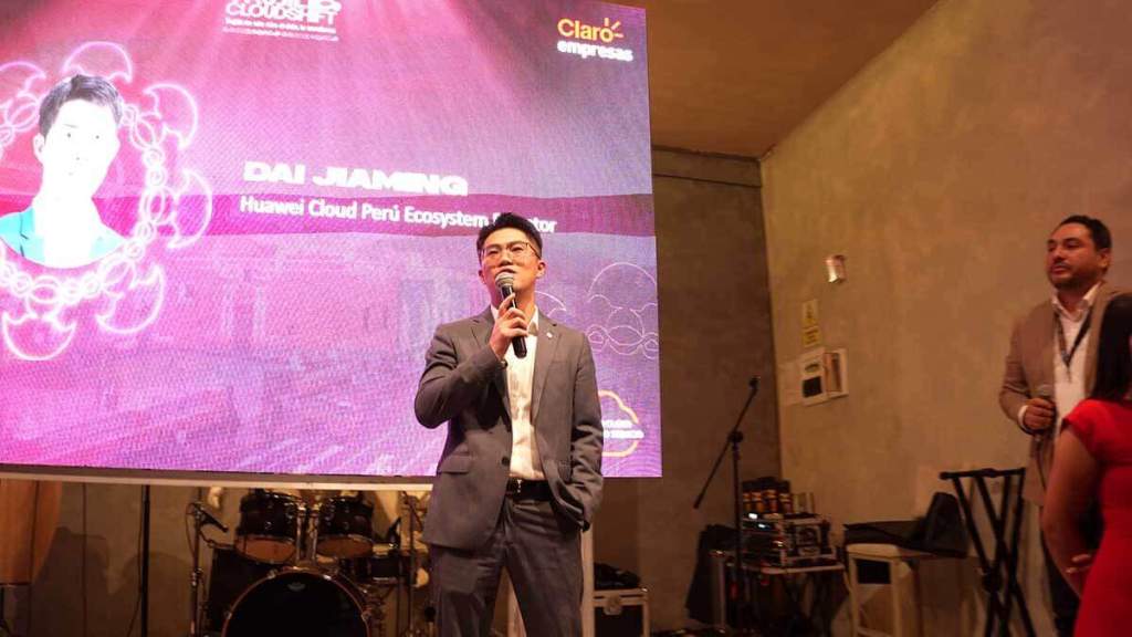 Dai Jiaming, Director del Ecosistema de Huawei Cloud Perú, habla durante el evento Trujillo Cloudshift 2025, acompañado de una presentación en pantalla que incluye su imagen y logos de Huawei Cloud y Claro Empresas.