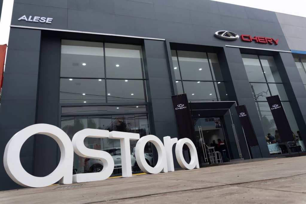 Fachada de la nueva tienda Alese de Chery en Camacho, La Molina, con un gran letrero que dice 'Astarta' en primer plano.