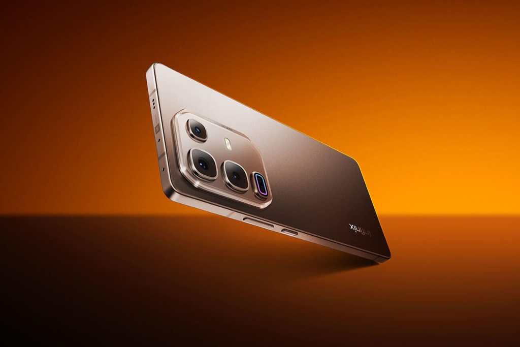 Vista lateral del smartphone Infinix Note 50 Pro, mostrando su cámara trasera y diseño elegante sobre un fondo anaranjado.