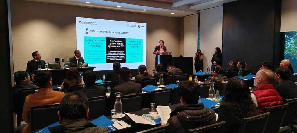 Evento de relanzamiento de la Escuela de Educación Superior Tecnológica de SENATI, donde se presentan las nuevas carreras de ingeniería y su modelo educativo dual.