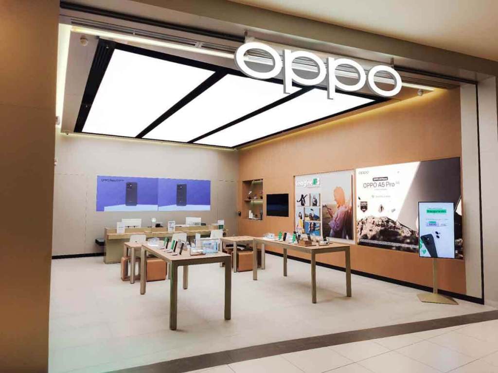 Interior de la primera tienda física de OPPO en Perú, mostrando exhibidores con productos tecnológicos, mesas de demostración y pantallas promocionales.