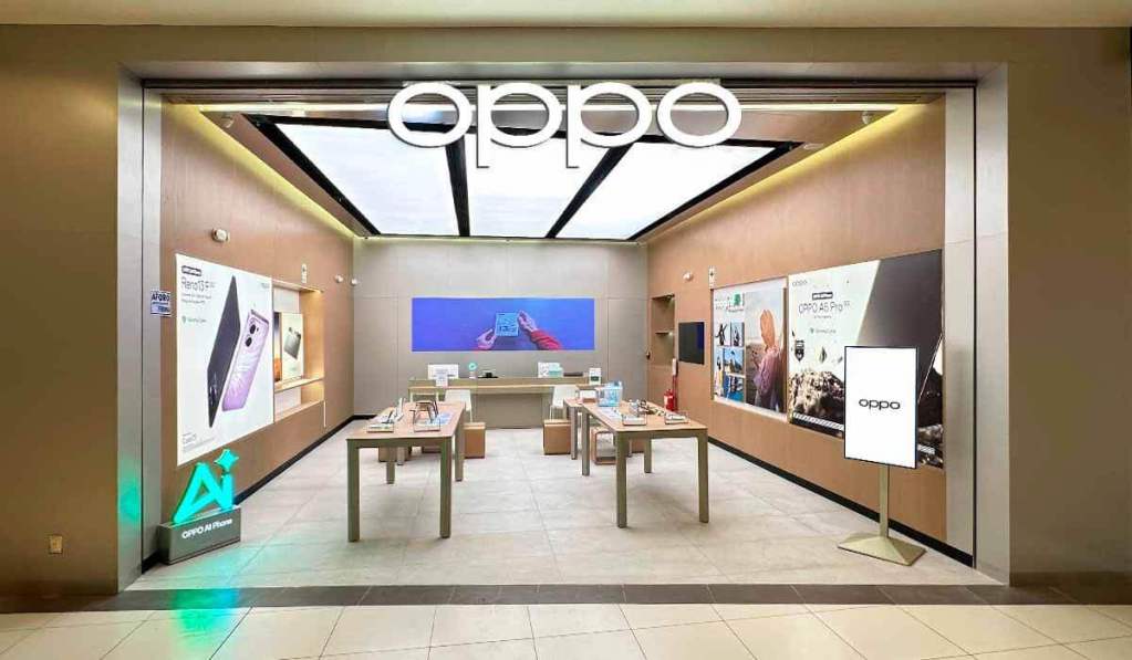 Entrada de la nueva tienda OPPO en el Mall del Sur, Perú, mostrando dispositivos y promociones en el interior.